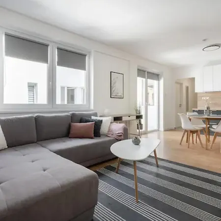 Apartament Black Rose *